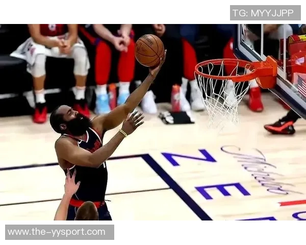 哈登三分球失误引发场下笑声马卡与弩机默契互动引发关注